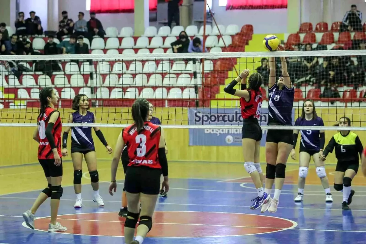 Voleybol turnuvası büyük heyecan sahne oldu