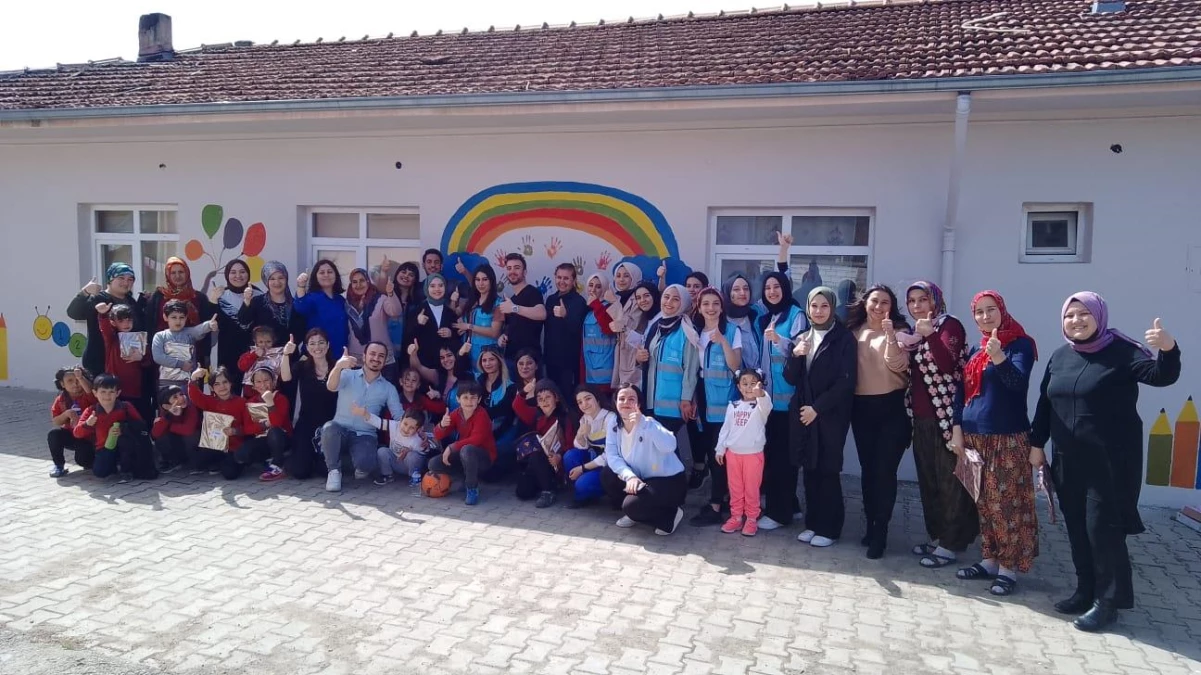 Zonguldak\'ta gönüllü gençler, köy okulunun bakımını yaptı