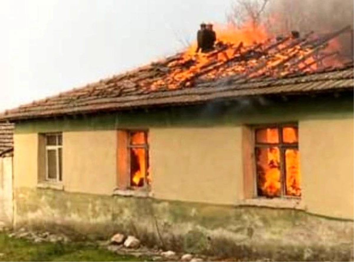 Alev alev yanan ev kullanılamaz hale geldi