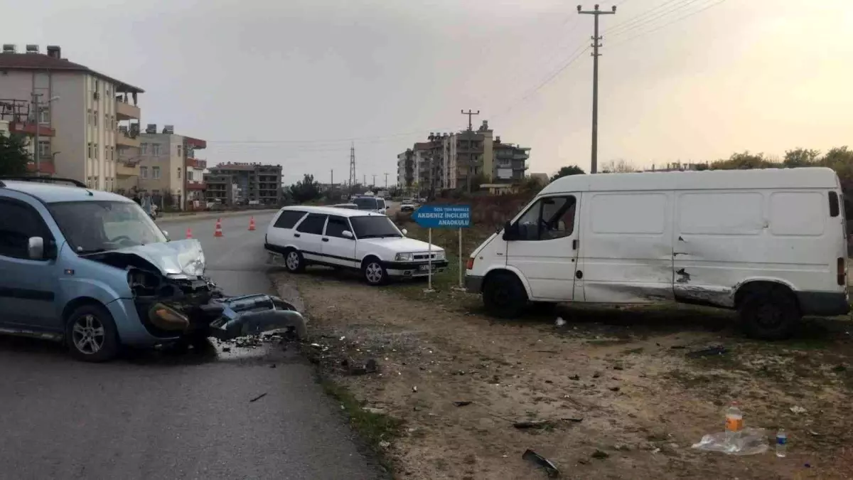 Son dakika: Antalya\'da trafik kazası: 2 yaralı