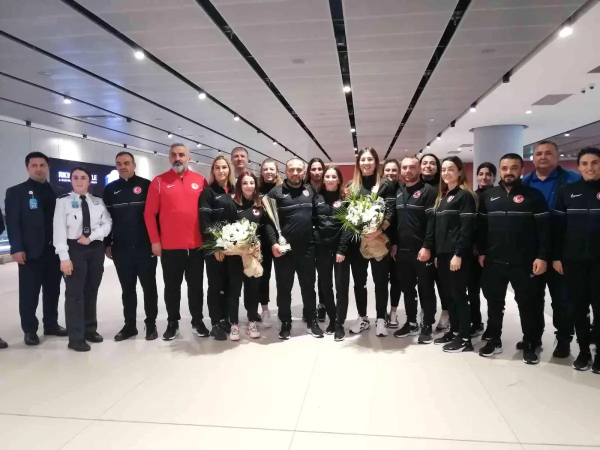 Avrupa Şampiyonu Kadın Güreş Milli Takımı yurda döndü