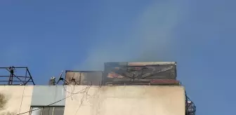 Bayrampaşa'da sanayi sitesindeki binanın çatısında çıkan yangın söndürüldü