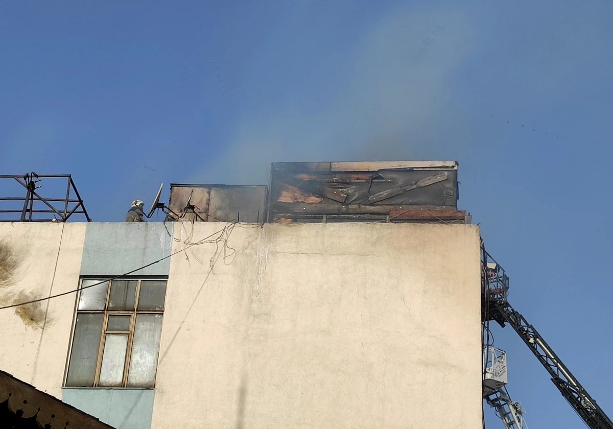Bayrampaşa\'da sanayi sitesindeki binanın çatısında çıkan yangın söndürüldü