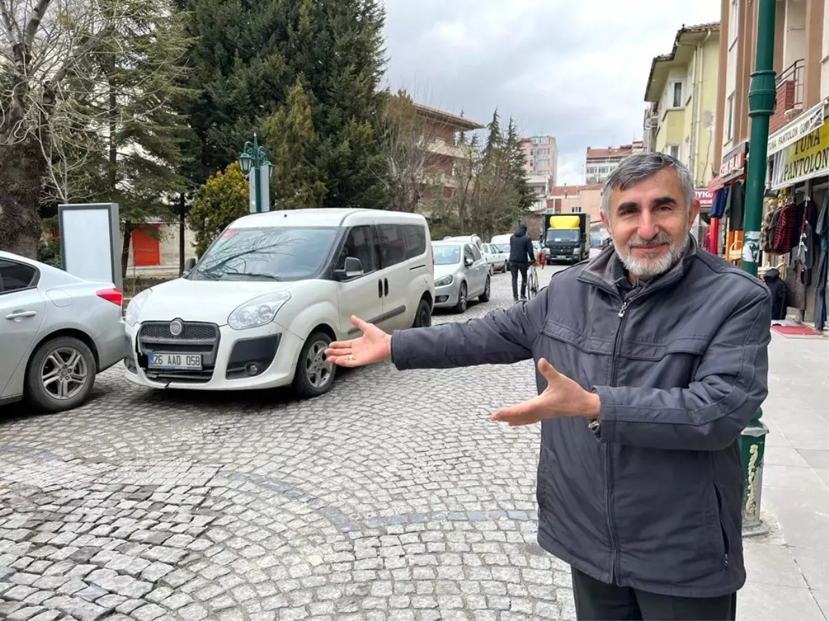 Bu caddede trafik ve park yeri çilesi bitmiyor