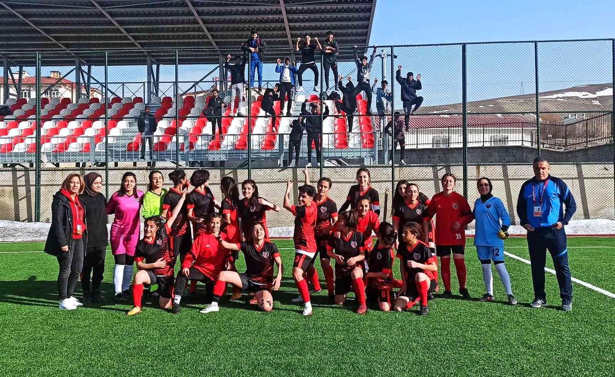 Büyükşehir Kadın Futbol Takımı Vanspor'u 5-0 yendi