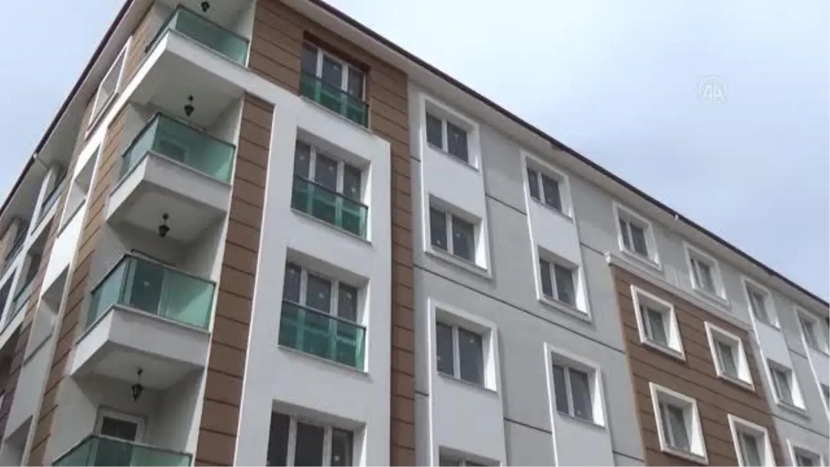 Cam balkonda mahsur kalan kuşları itfaiye kurtardı