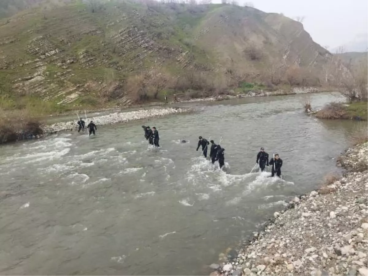 Çaya düşüp, kaybolan asteğmeni arama çalışmalarında 2\'nci gün