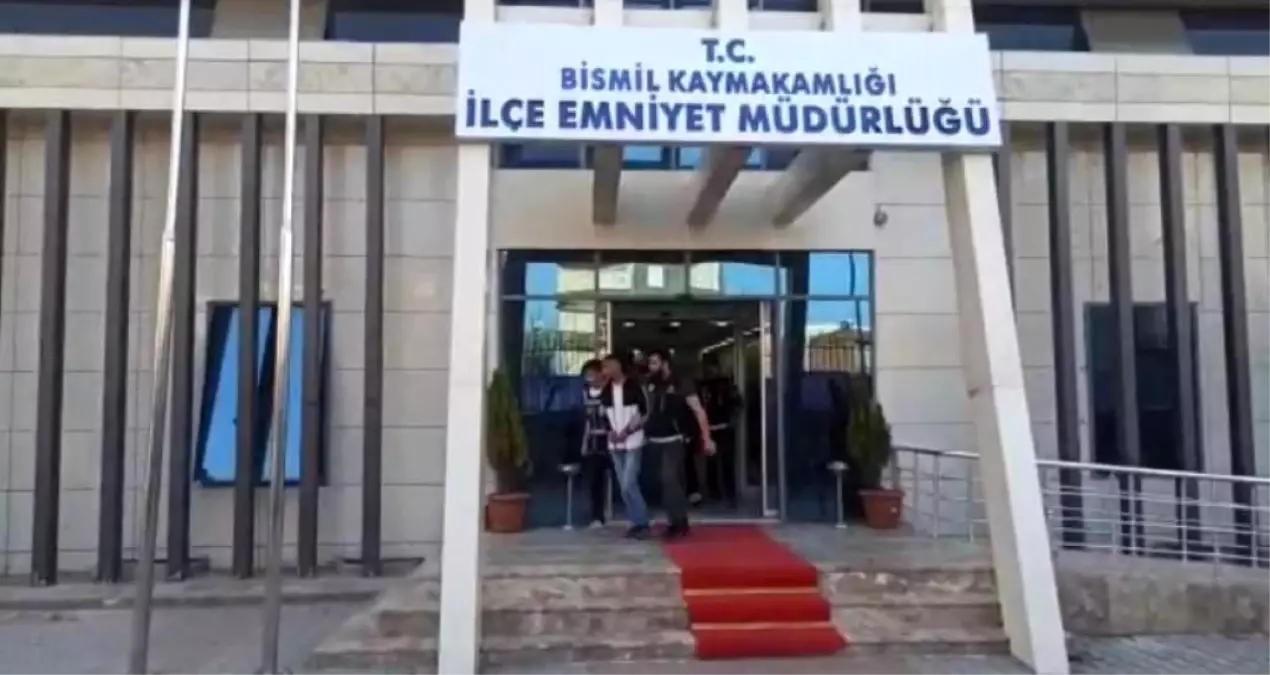 Diyarbakır\'da polisten kaçan şüphelilerin üstünden silah ve uyuşturucu çıktı