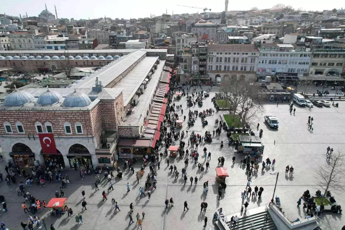 Eminönü\'nde ilk iftar öncesi yoğunluk yaşandı