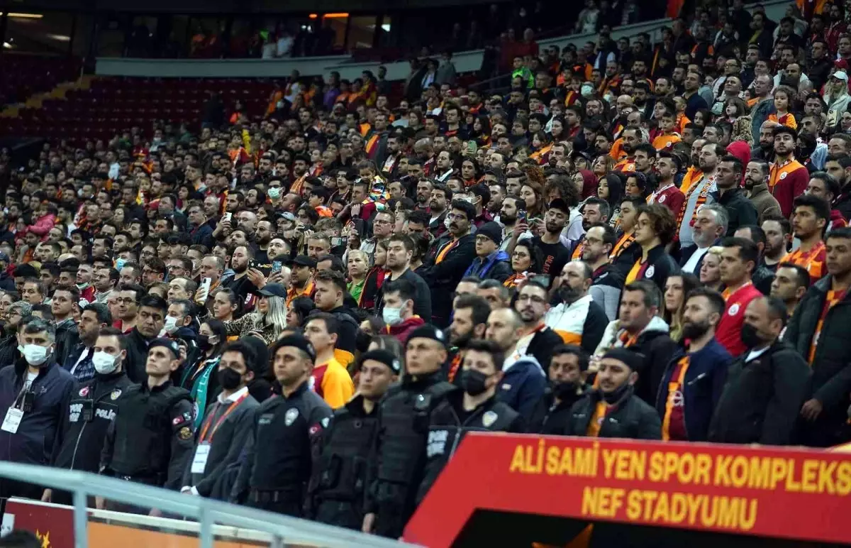 Galatasaray Karagümrük maçı öncesinde saygı duruşu