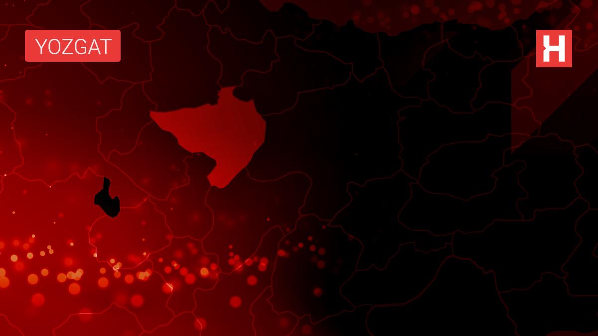 Huzurevinde budadığı ağaç dallarını bastona dönüştürüyor