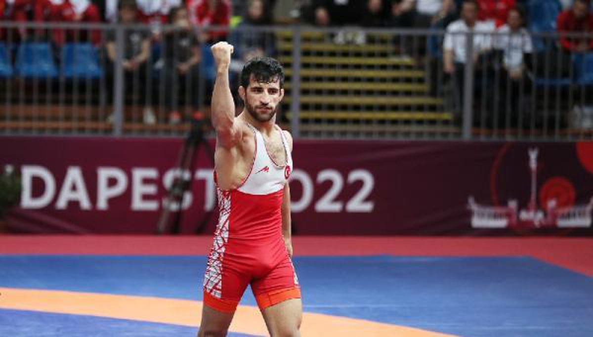 Macaristan\'da düzenlenen Avrupa Güreş Şampiyonası\'nda milli sporcu Rıza Kayaalp, grekoromen stil 130 kiloda altın madalya kazandı.