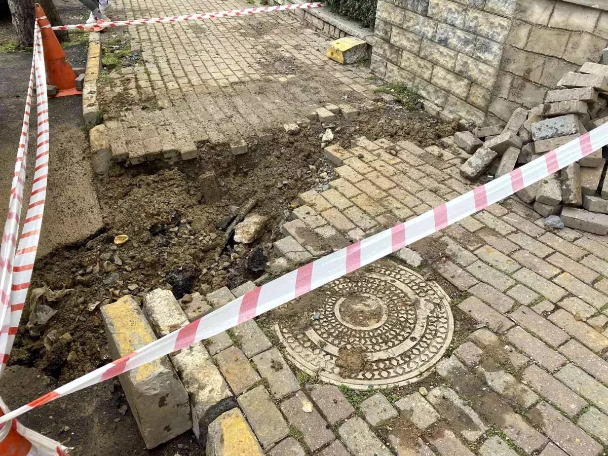 Kadıköy\'de İSKİ\'ye ait boru patladı, fışkıran su metrelerce yükseldi