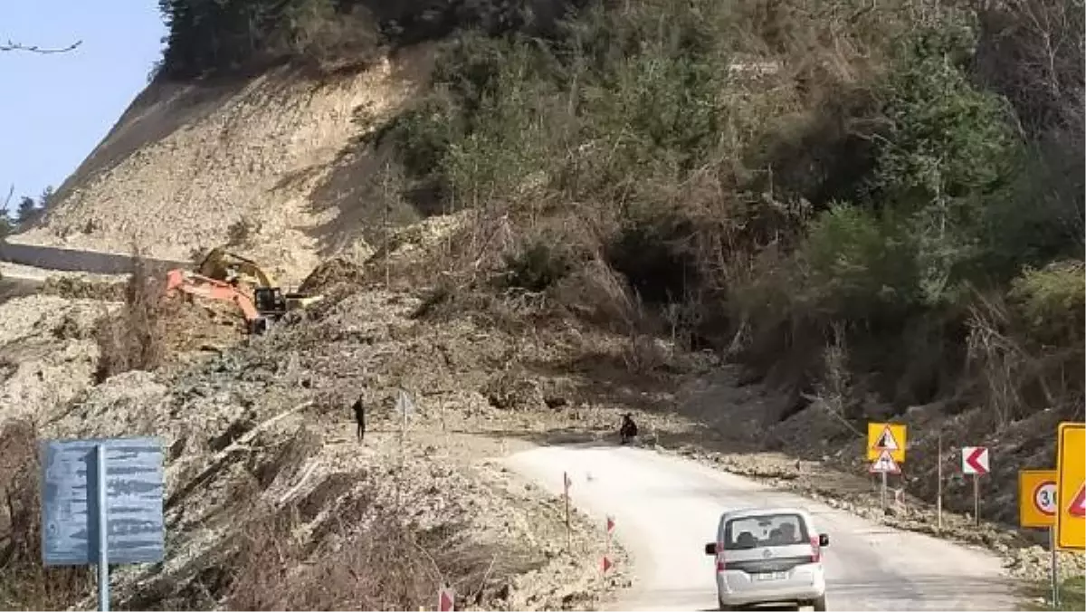 Kastamonu\'da iki heyelan; Çatalzeytin- Kastamonu yolu ulaşıma kapandı