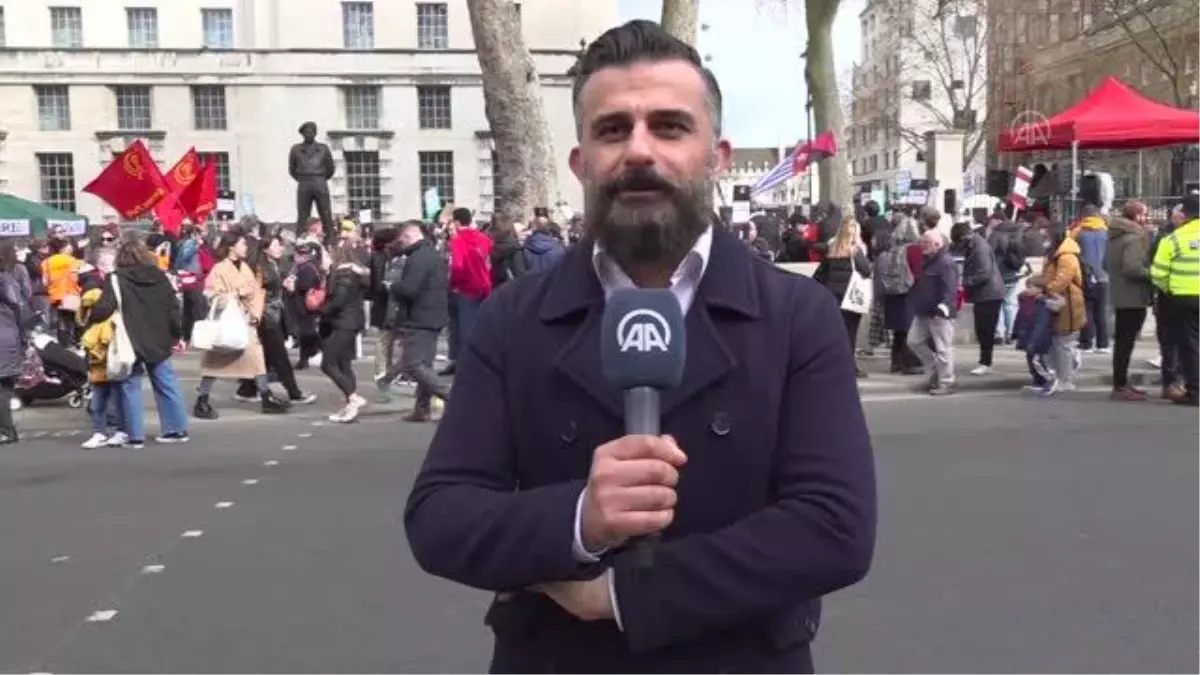 Londra\'da Başbakanlık konutu önünde "hayat pahalılığı" protesto edildi