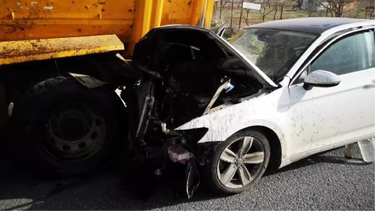 MALATYA'DA OTOMOBİL, KAMYONA ÇAPTI 4 YARALI