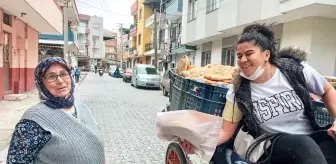 Manisalı kadın muhtar, at arabasıyla sokak sokak pide dağıttı