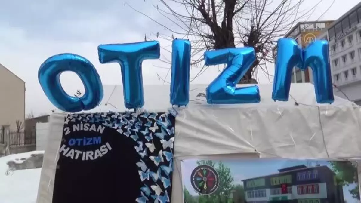 Muş\'ta otizmli çocuklar ve aileleri gökyüzüne mavi balon bıraktı