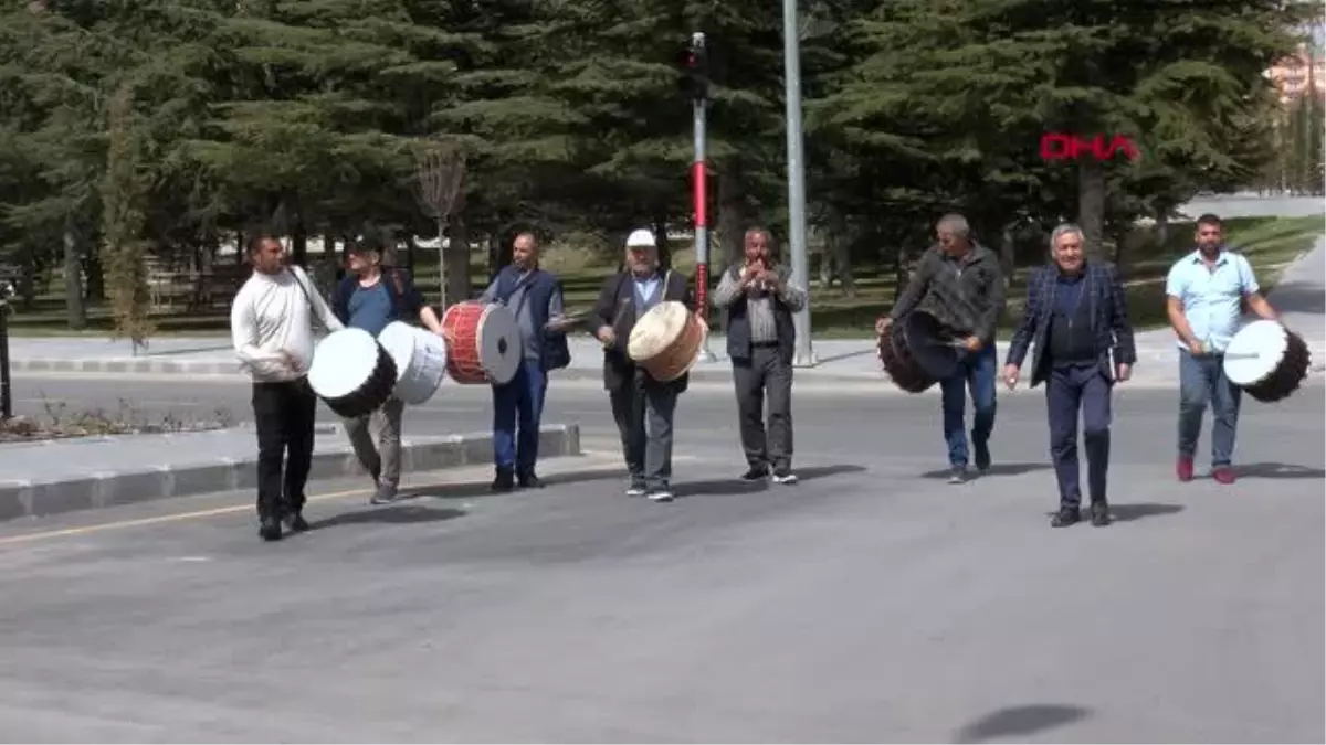 NEVŞEHİR\'DE RAMAZAN DAVULCULARI BAHŞİŞLERİN BİR KISIMINI MAHALLEDEKİ OKULLARA BAĞIŞLAYACAK