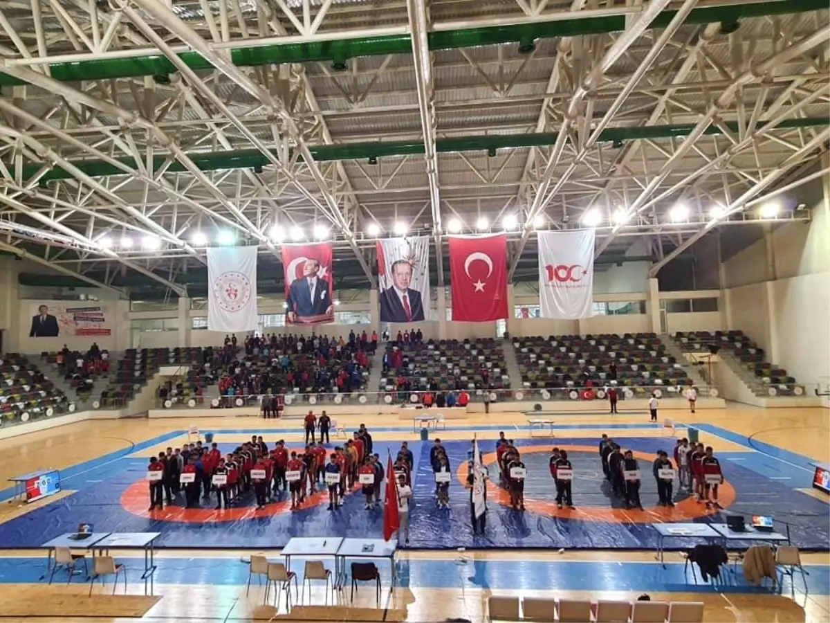 Okul Sporları Güreş Yıldızlar grup müsabakaları başladı