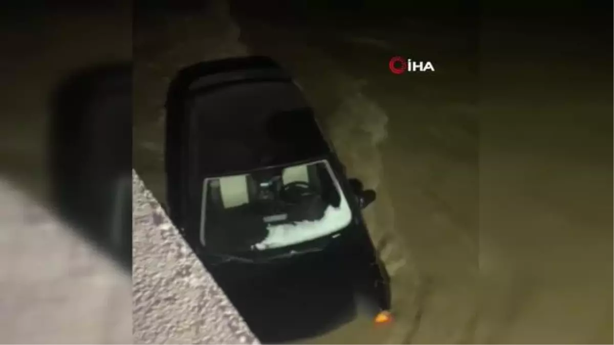 Son dakika haberleri: Otomobiliyle dereceye uçan sürücüyü jandarma ekipleri kurtardı