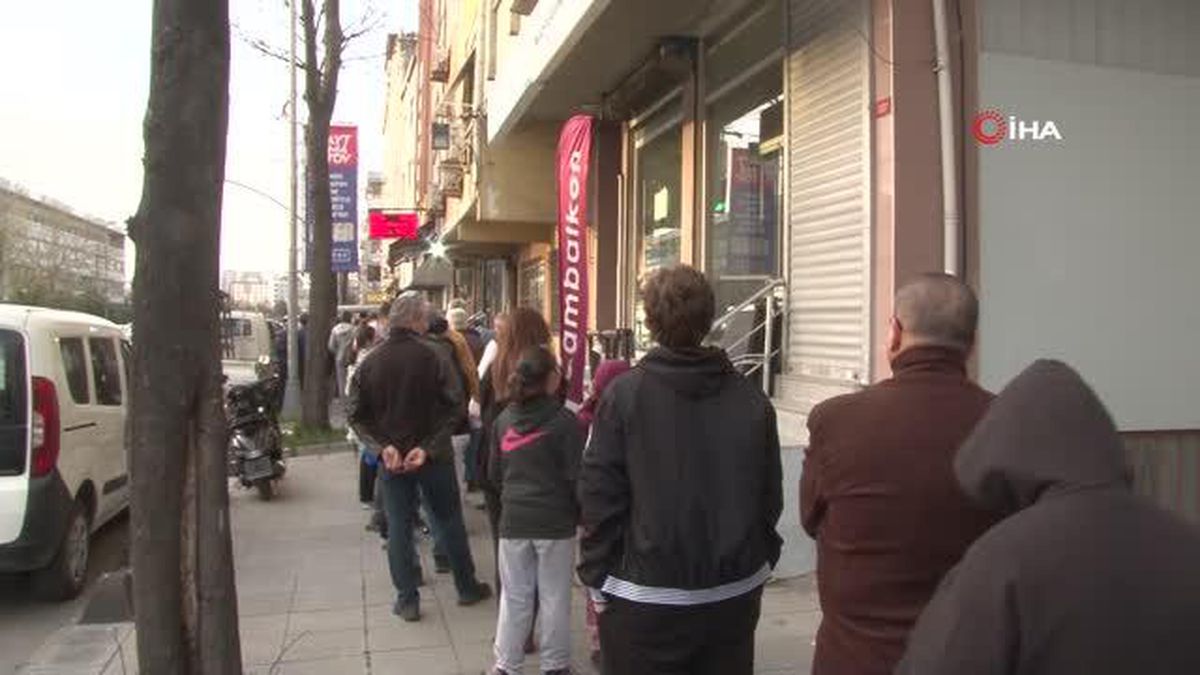 Ramazan'ın ilk gününde sıcak pide kuyruğu