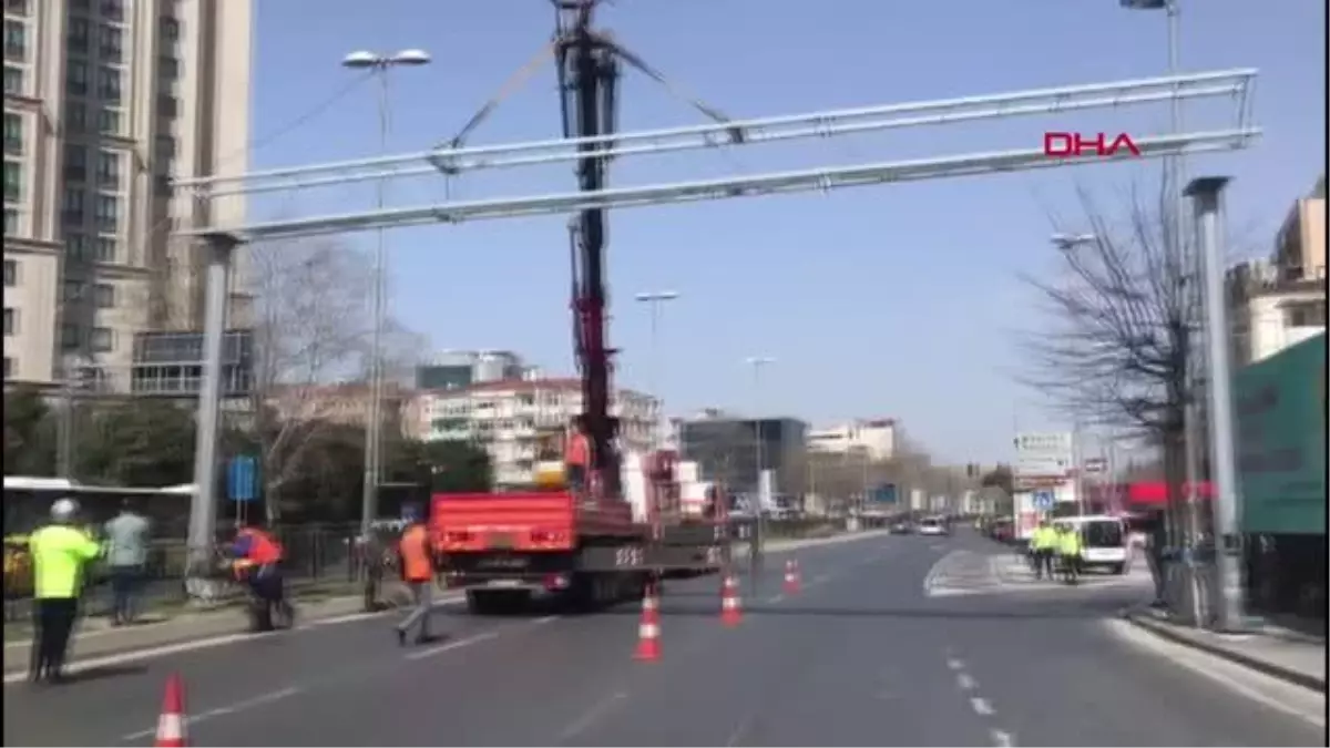 ŞİŞLİ\'DE YÖN TABELASI TEHLİKESİ YOL TRAFİĞE KAPANDI