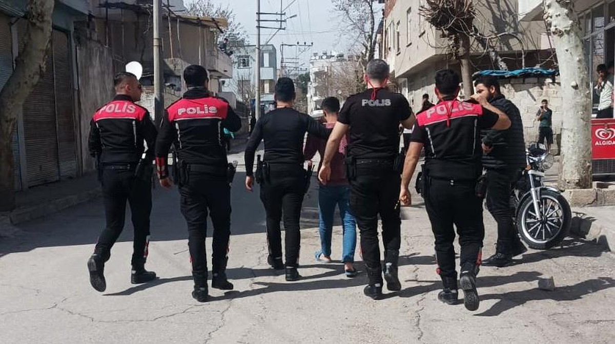 Son dakika haberi | Ağabey annesine zarar vermek isteyen kardeşini silahla kovaladı