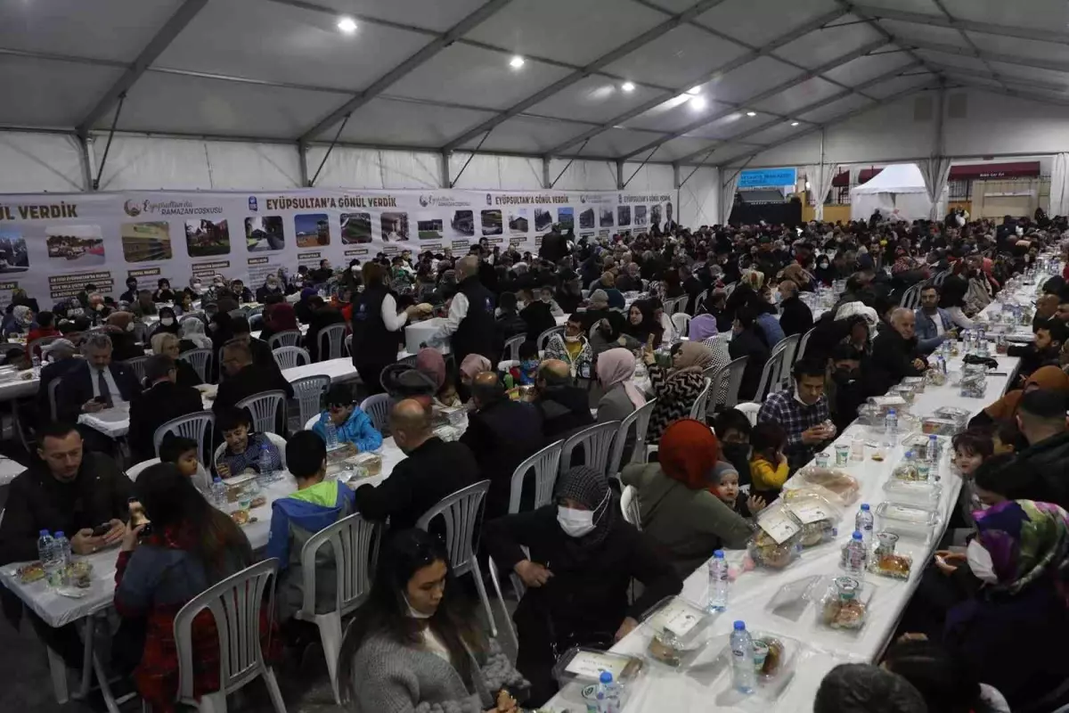 Binlerce vatandaş Eyüpsultan\'da dev iftar sofrasında buluştu