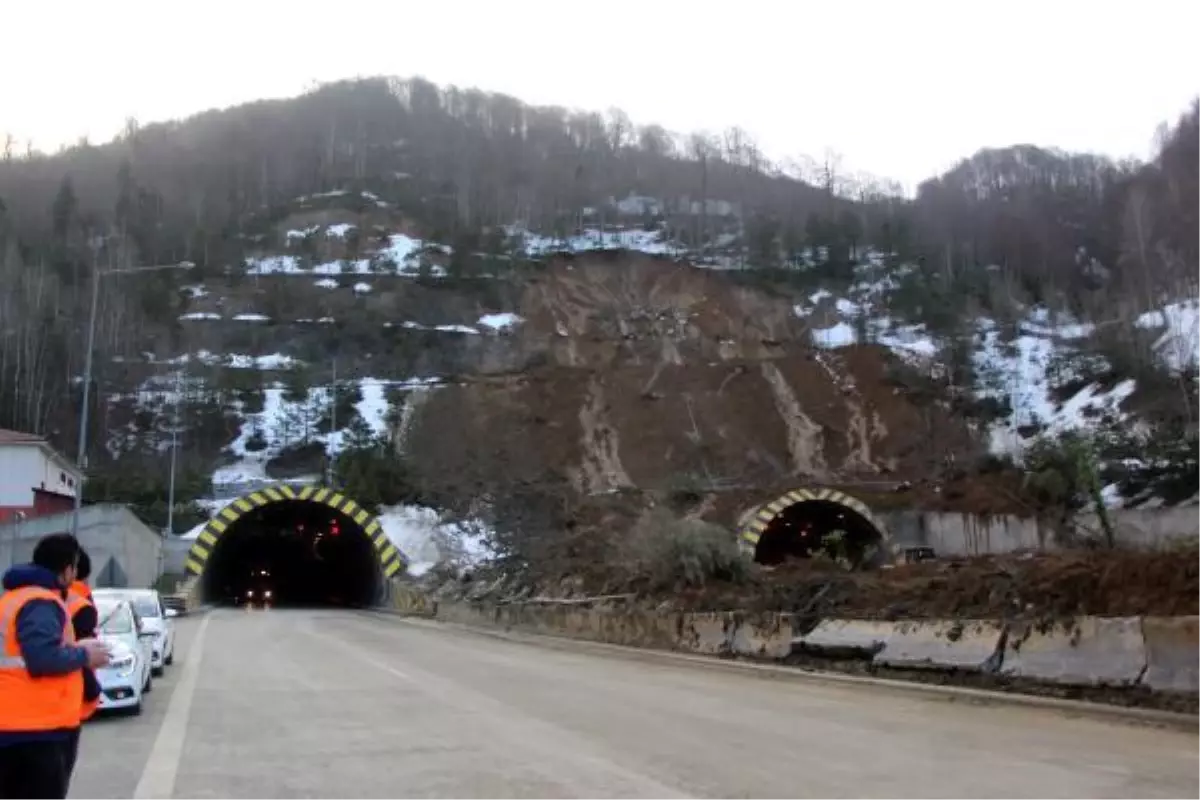 BOLU DAĞI TÜNELİ\'NDE HEYELAN NEDENİYLE KAPANAN YOLU AÇMA ÇALIŞMALARI SÜRÜYOR