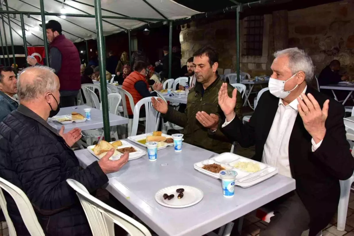 Bozüyük Belediyesi tarafından kurulan iftar çadırında ilk oruçlar açıldı