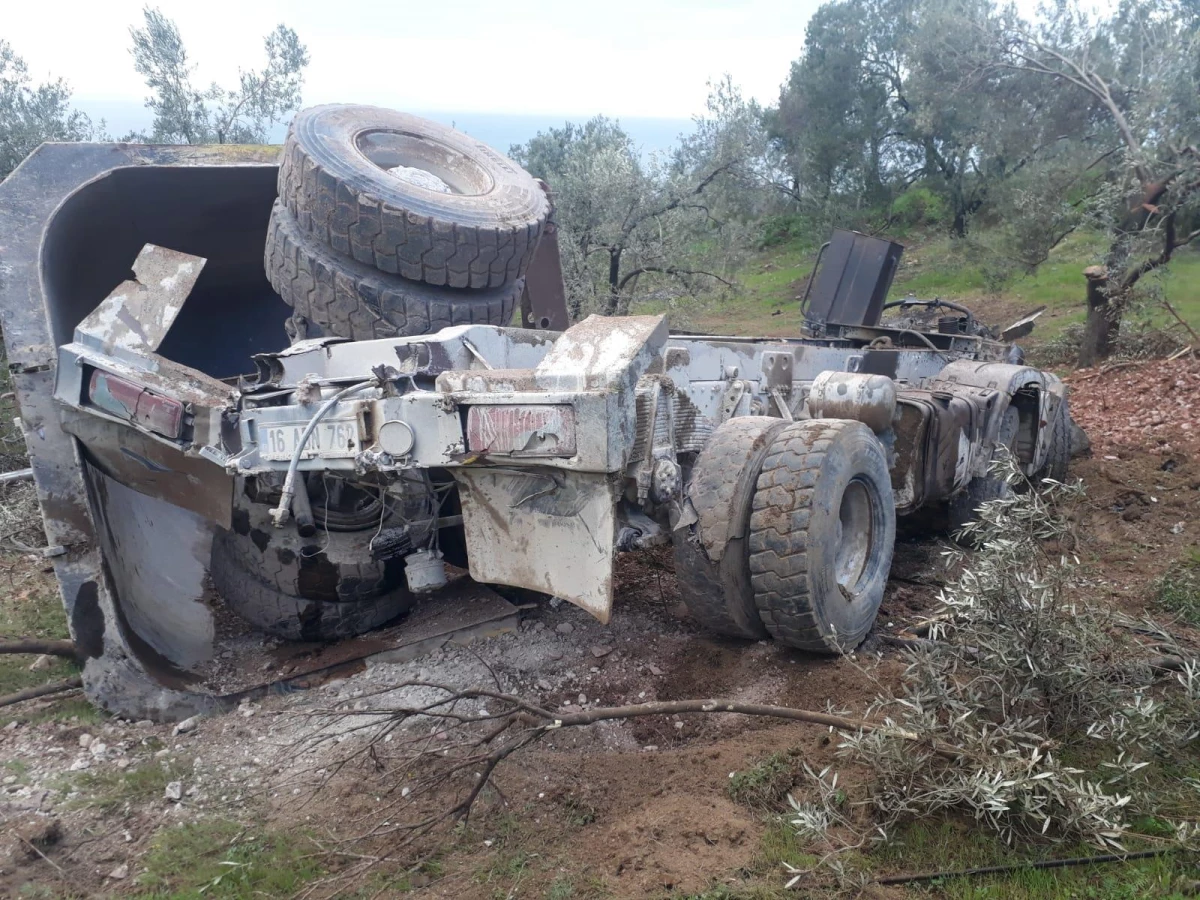 Çanakkale\'de şarampole devrilen kamyonetin sürücüsü öldü