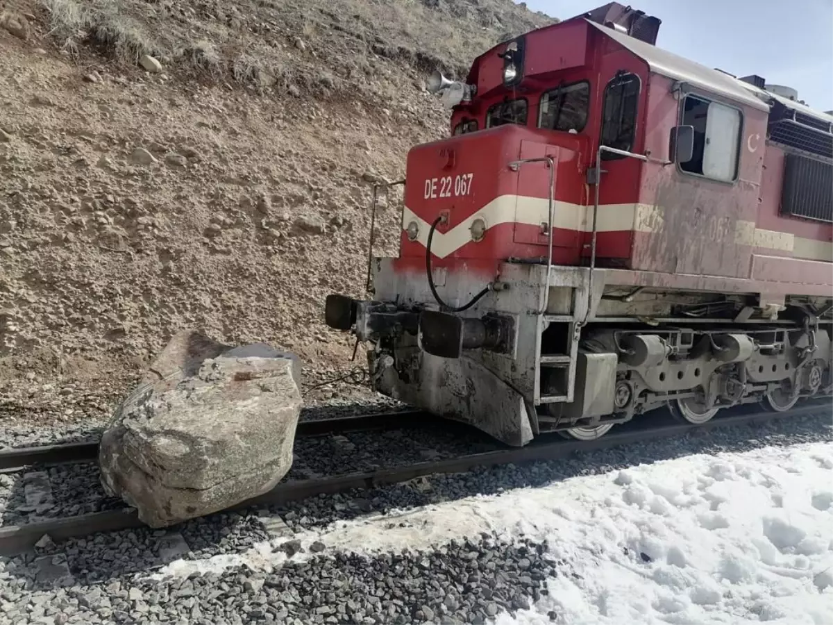 Dağdan kopan kaya parçaları Doğu Ekspresi ulaşımını aksattı