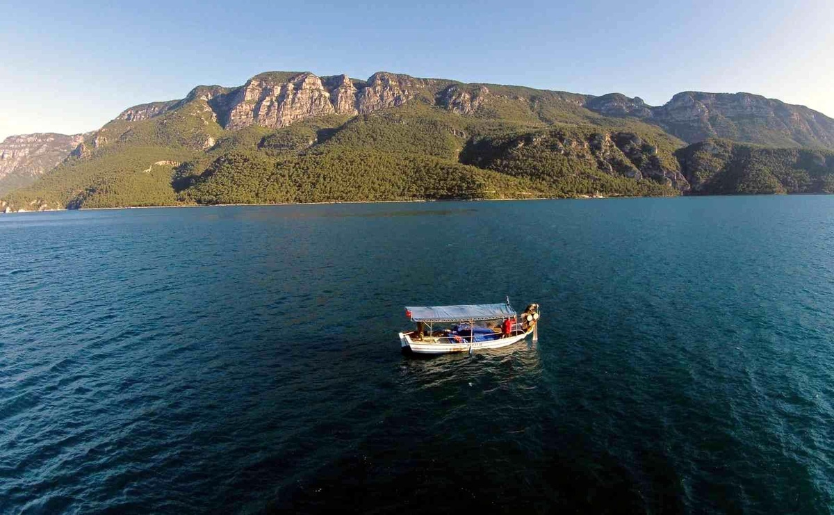 Denizde bulduğu poşetin ağzını açan şahsın, sağ kolu dirsek altından koptu