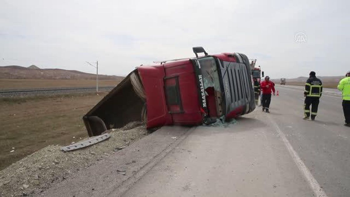 Devrilen tırın sürücüsü yaralandı