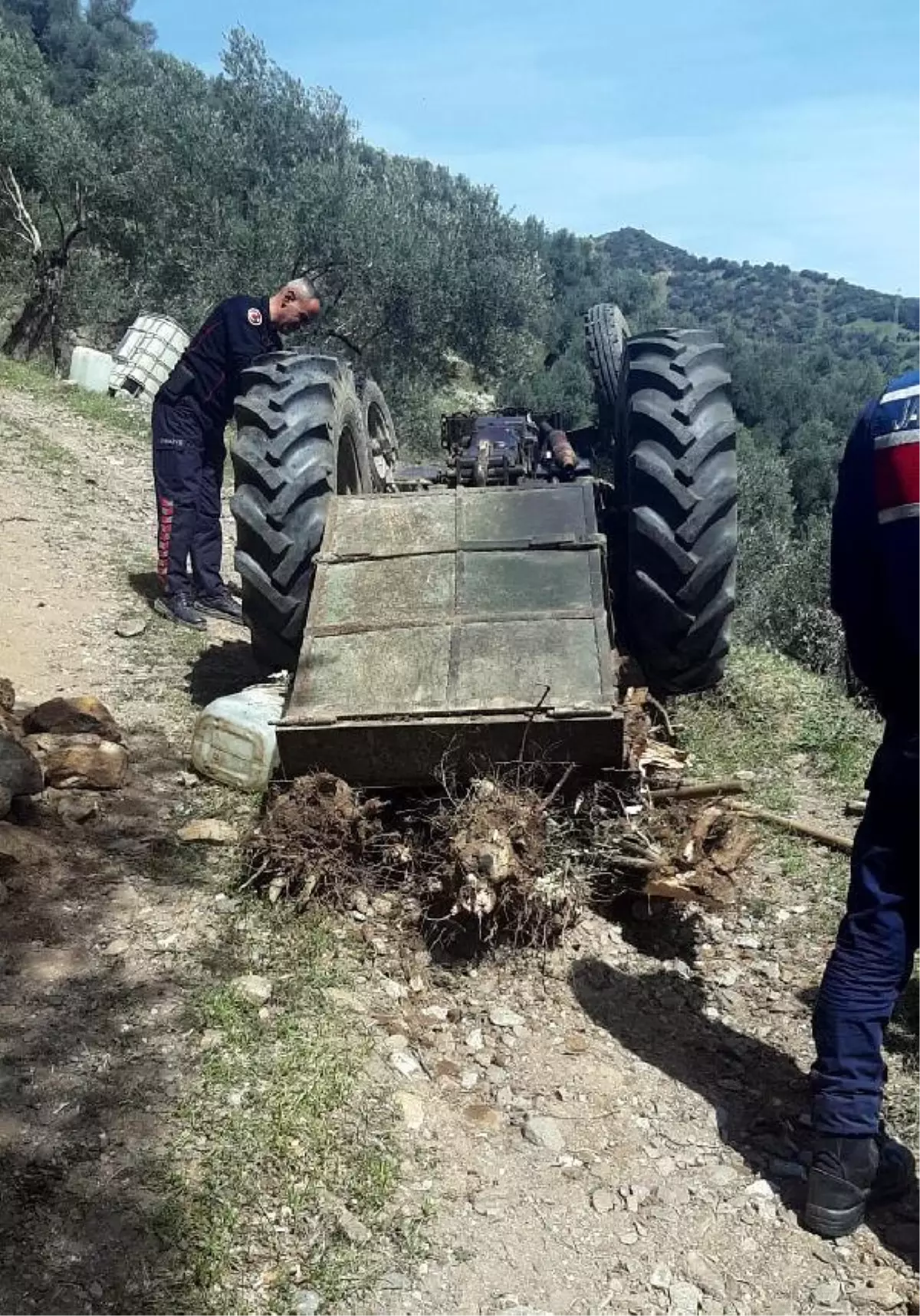 Son dakika haberleri | Devrilen traktörün altında kalan sürücü öldü, annesi yaralandı