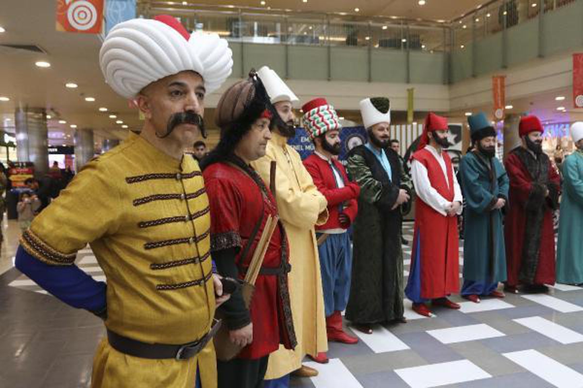 GEÇMİŞTEN BUGÜNE POLİS KIYAFETLERİ TANITILDI