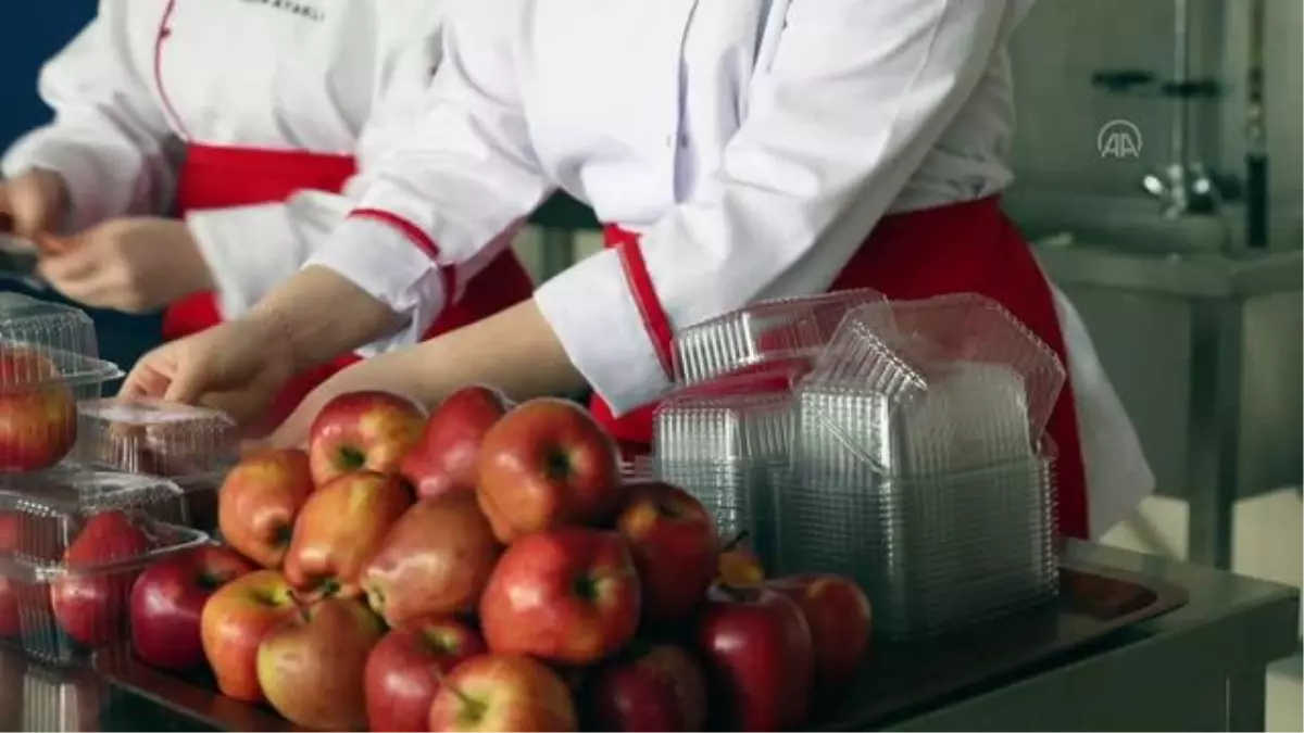 Gönüllü öğrenciler okulun mutfağında ihtiyaç sahiplerine iftar için yemek pişiriyor