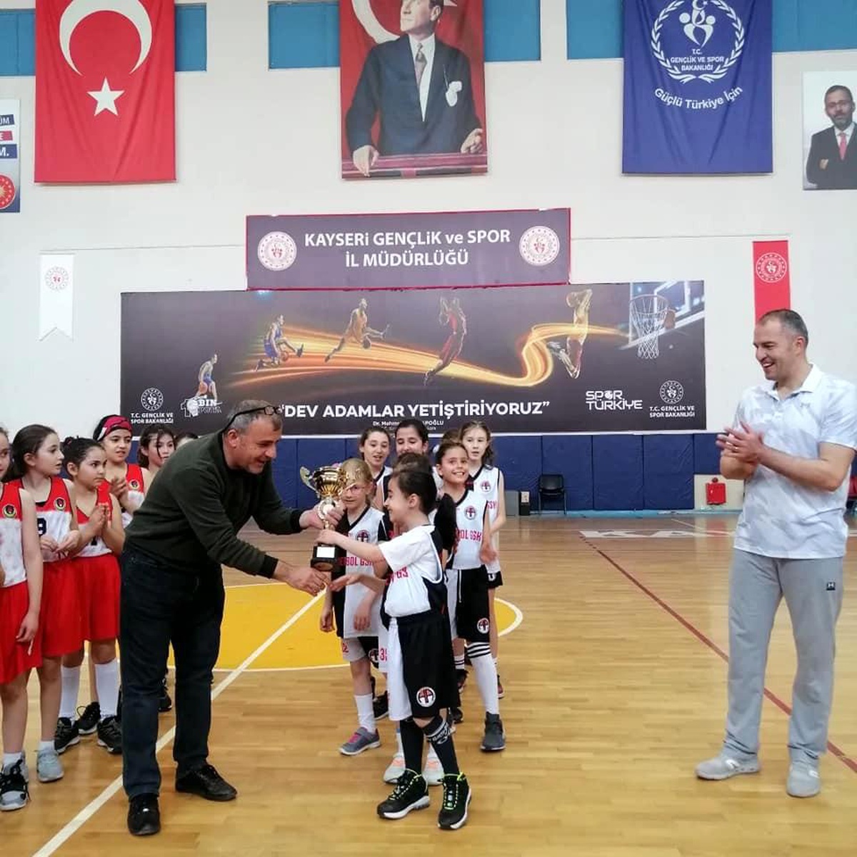 Hasketbol U-10 kız takımı namağlup şampiyon oldu