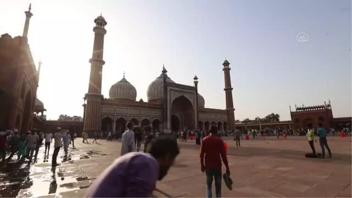 Hindistan\'ın başkenti Yeni Delhi\'de Müslümanlar ramazanın ilk iftarını yaptı