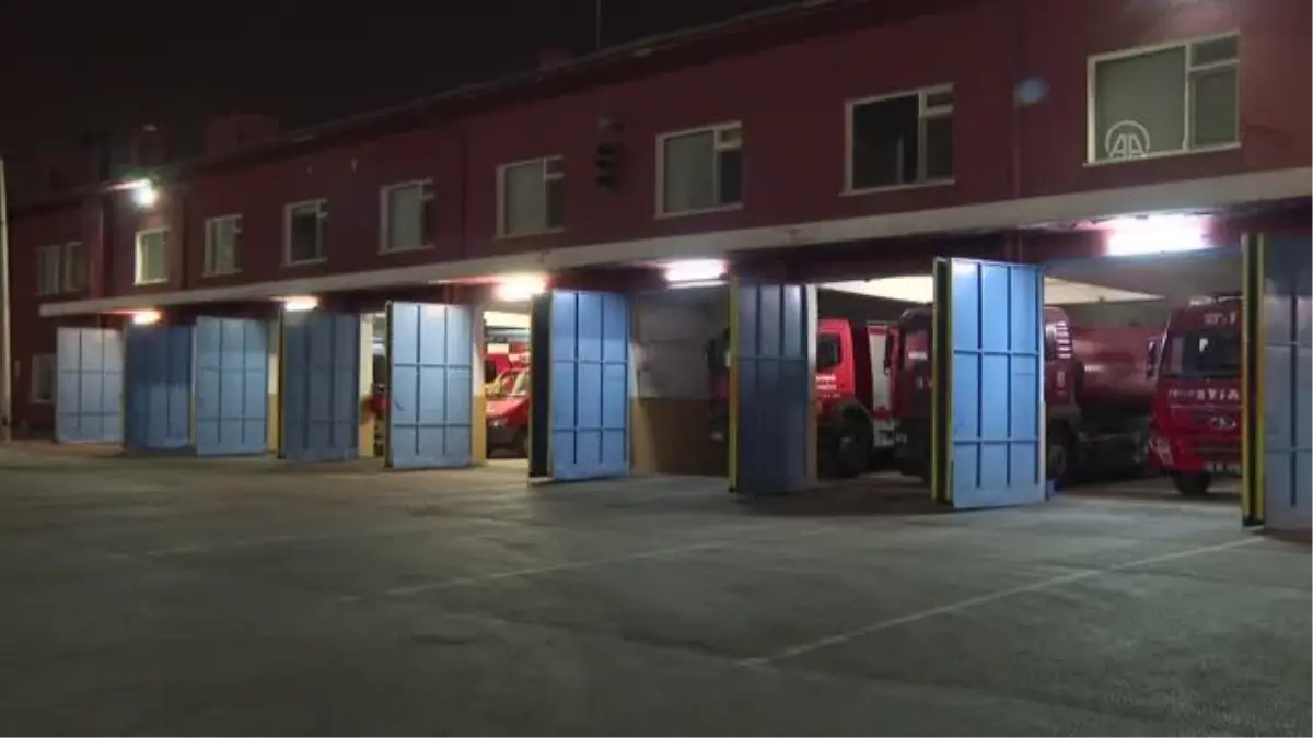 İtfaiyeciler sahurlarını görev başında yapıyor