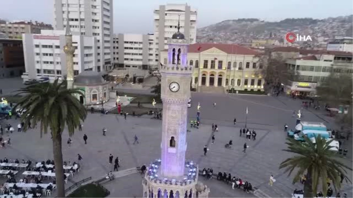 İzmir Büyükşehir Belediyesi, ilk iftar yemeğini Konak Meydanı\'nda düzenledi