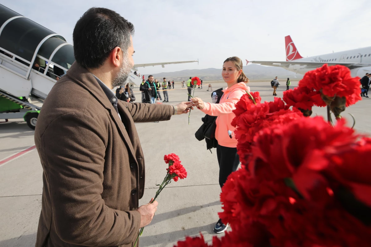 Kapadokya\'ya direkt uçuşla gelen Moldovalı turistler çiçeklerle karşılandı