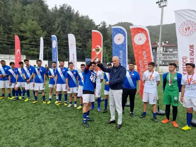 Marmaris'te futbol turnuvasının finaline kavga damga vurdu