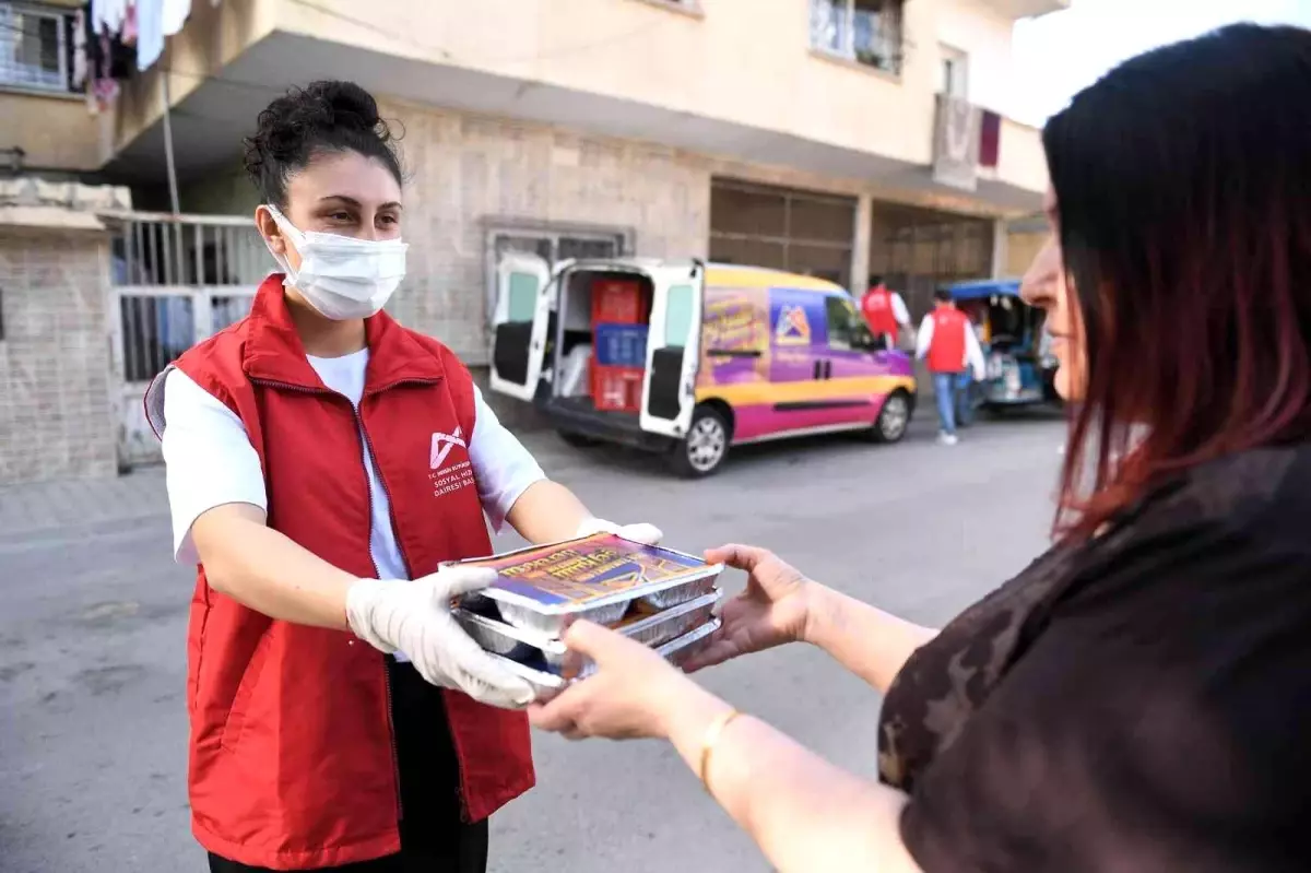 Mersin\'de günde 12 bin kişiye iftar yemeği ulaştırılıyor