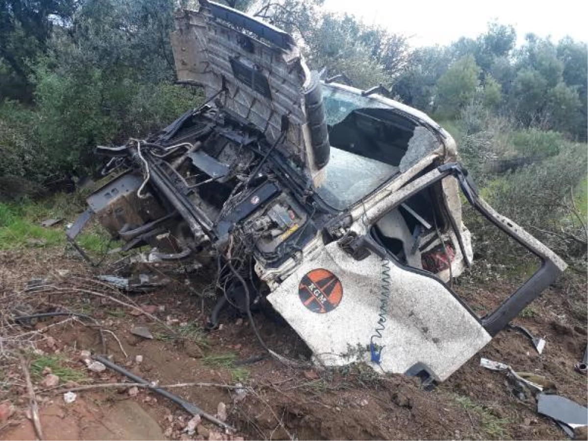Moloz yüklü kamyon şarampole yuvarlandı, sürücüsü öldü