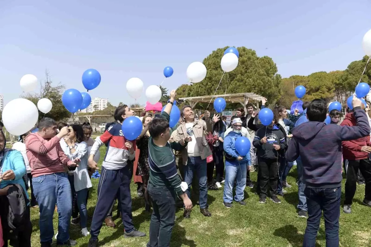 Muratpaşa\'da balonlar otizmde farkındalık için havalandı