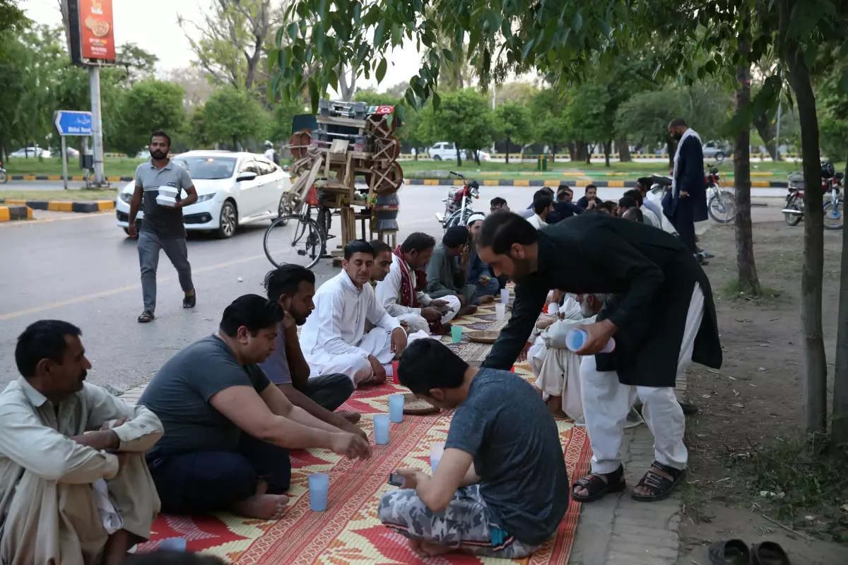 Pakistan\'ın başkenti İslamabad\'da Müslümanlar ramazanın ilk iftarını yaptı