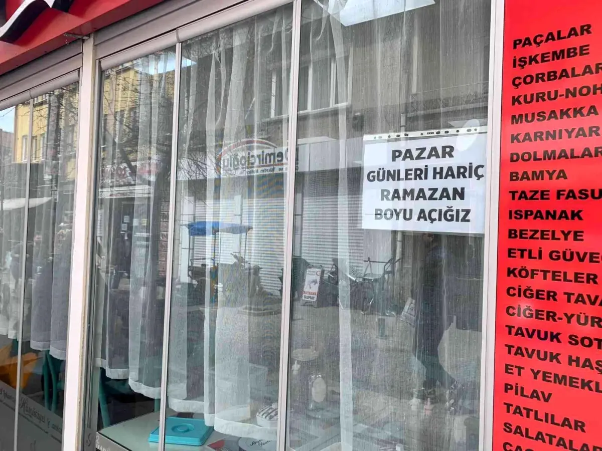 Perdeyle lokantanın camlarını kapatarak Ramazan önlemi aldılar