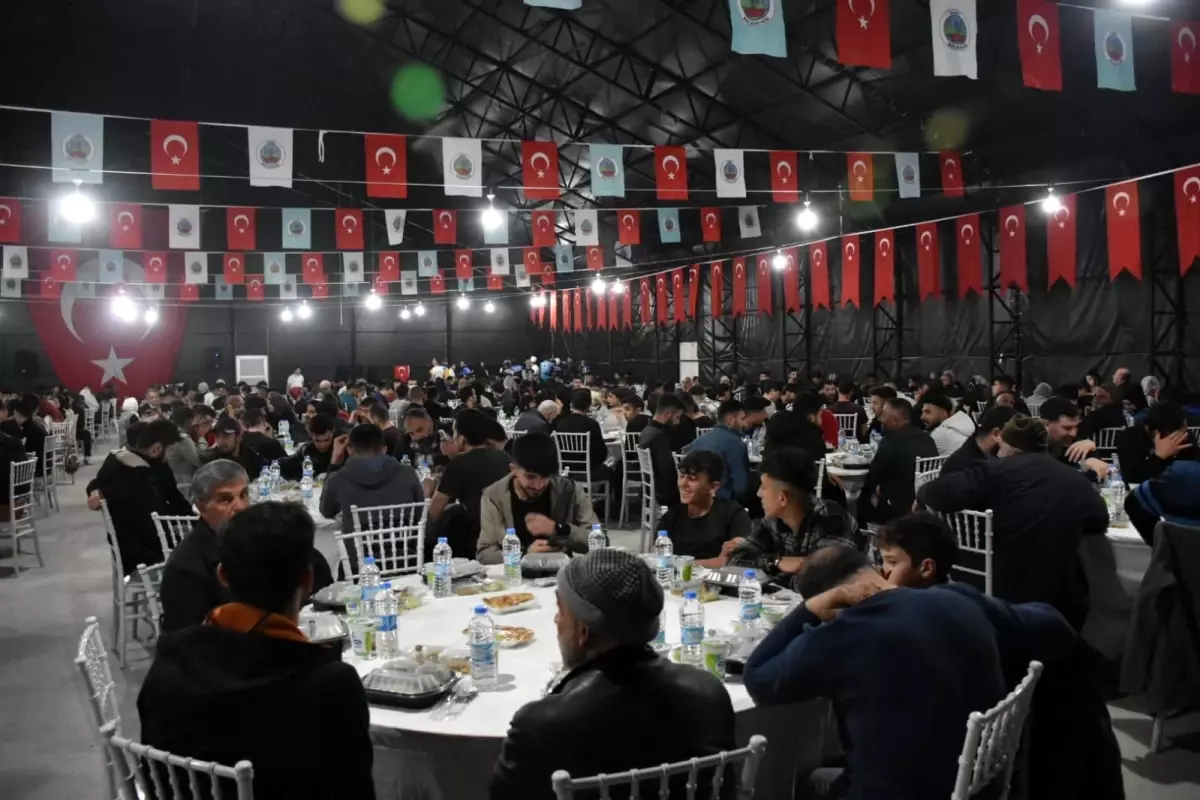 Siirt Belediyesi\'nden Ramazan ayı boyunca iftar çadırında bin kişilik yemek